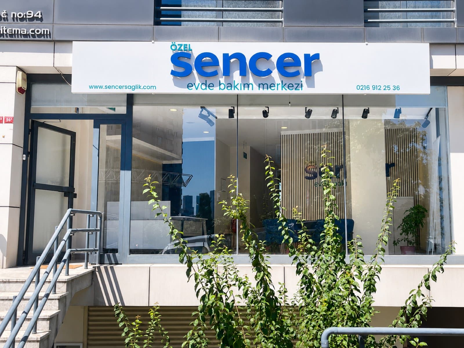 Özel Sencer Evde Bakım Merkezi'nin Ümraniye'deki binasının sokaktan görünümü ve tabelası